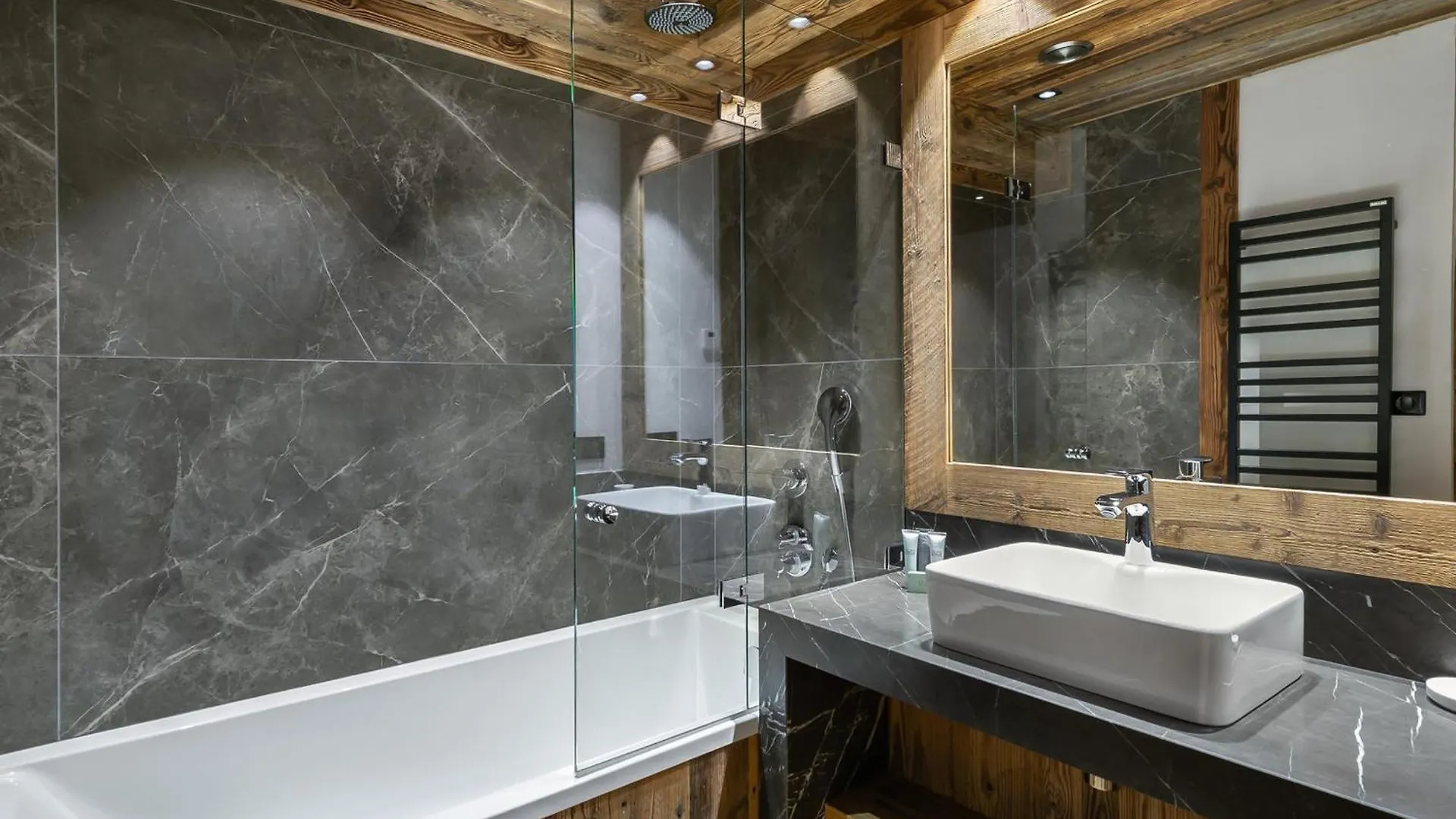 Chalet Luxueux Avec 5 Chambres, Hammam, Cheminee Et Grande Terrasse Au Coeur De Val D'Isere - Fr-1-567-34  Val-d'Isere